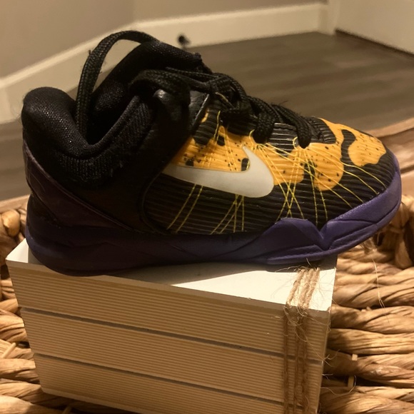 NIKE KOBE SHOES SIZE 6C GENTLY USED KOBE BRYANT BLACK AND PURPLE LA LAKERS - Picture 9 of 9